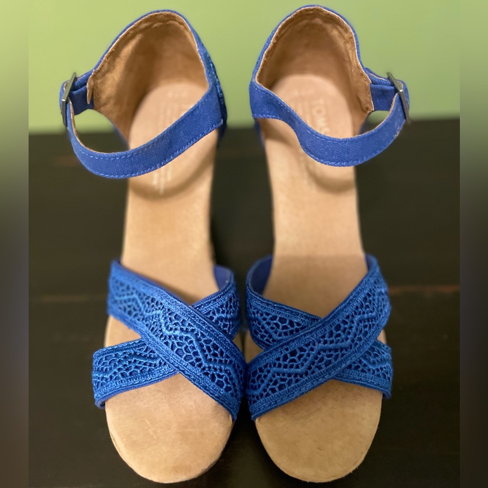 Pristine condition. Toms Blue Embroidered Cork Wedges Sandals Women’s 7.5